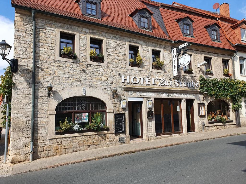 弗赖堡葡萄园酒店的街道边的古老石头建筑
