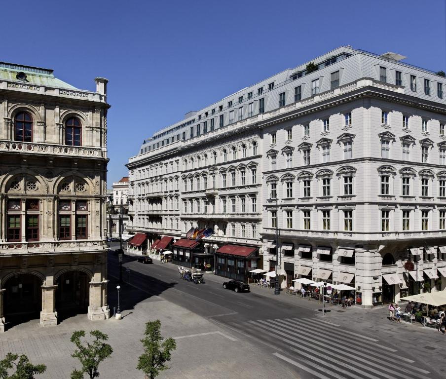 维也纳维也纳萨赫酒店的前面有一条街道的白色大建筑