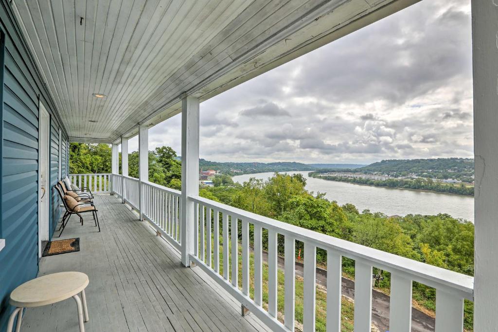 辛辛那提Queen City Home with Ohio River View - 3 Mi to Dtwn!的河景门廊配有椅子