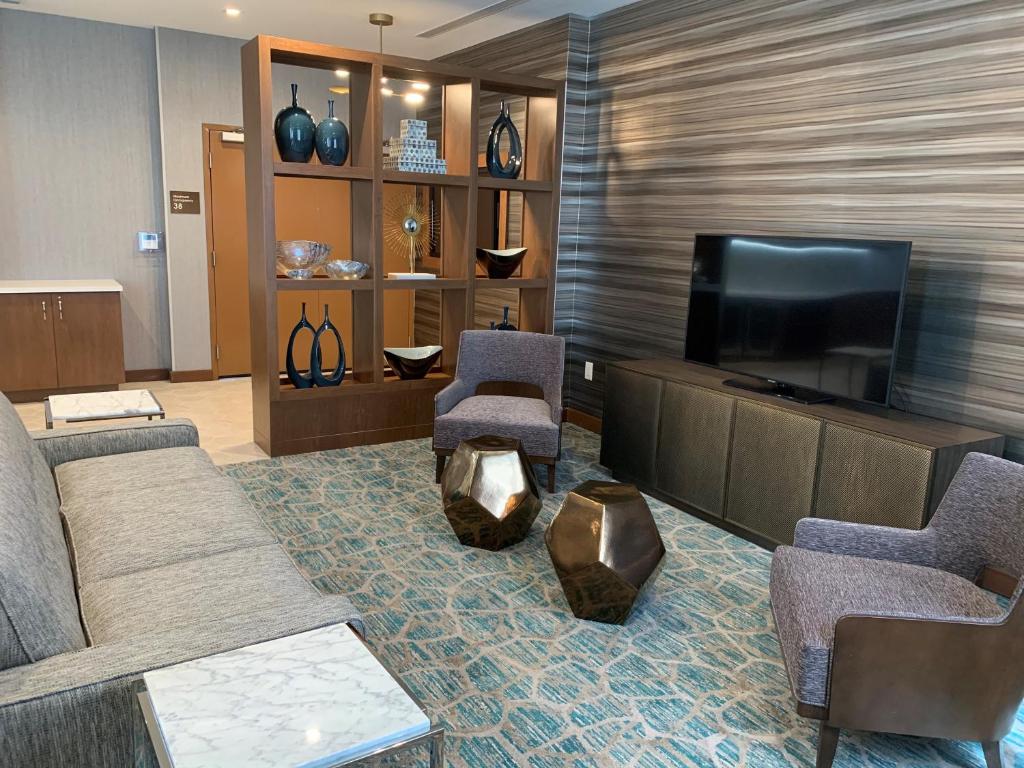 迈阿密Wyndham Garden Miami International Airport的配有沙发和平板电视的客厅