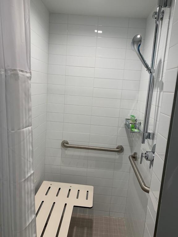 Wyndham Garden Miami International Airport的一间浴室