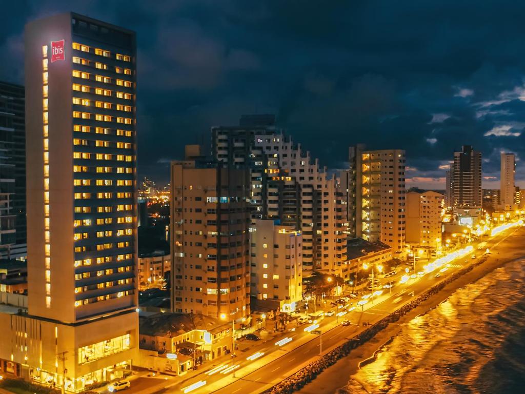 卡塔赫纳卡塔赫纳马贝拉宜必思酒店的夜夜亮的城市,建筑物和街道灯