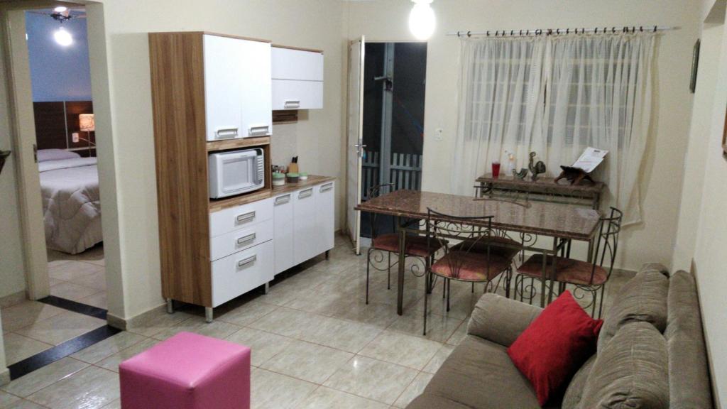 博图卡图Casa 2 dorm em Botucatu próx unesp的带沙发的客厅和带桌子的厨房