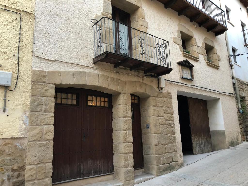 瓦德诺比斯Casa Lidia - Antigua Posada Real的一座带两扇门的建筑,上面设有阳台