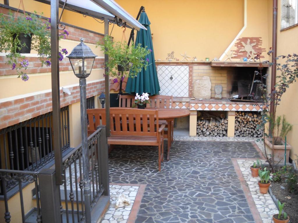 卡布拉斯斯特拉玛琳娜酒店的天井配有木桌和长凳