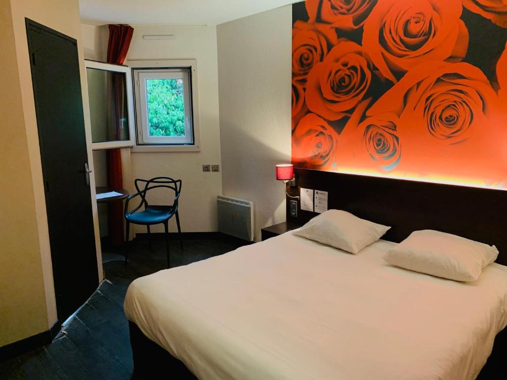 马尔桑奈拉科特第戎南部设计酒店的一间卧室配有一张壁画床
