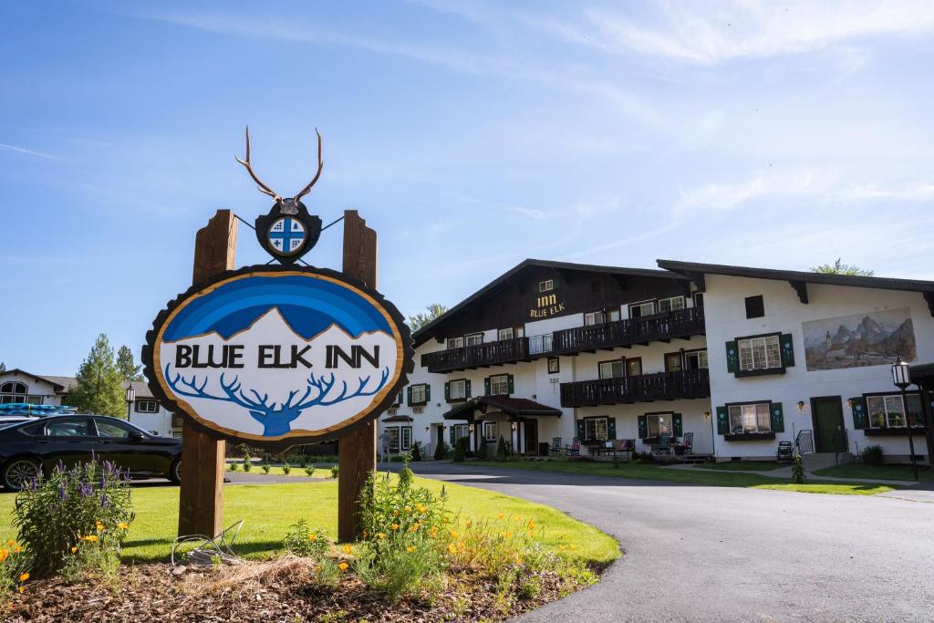 莱文沃思Blue Elk Inn的建筑前的蓝色 ⁇ 鹿旅馆标志