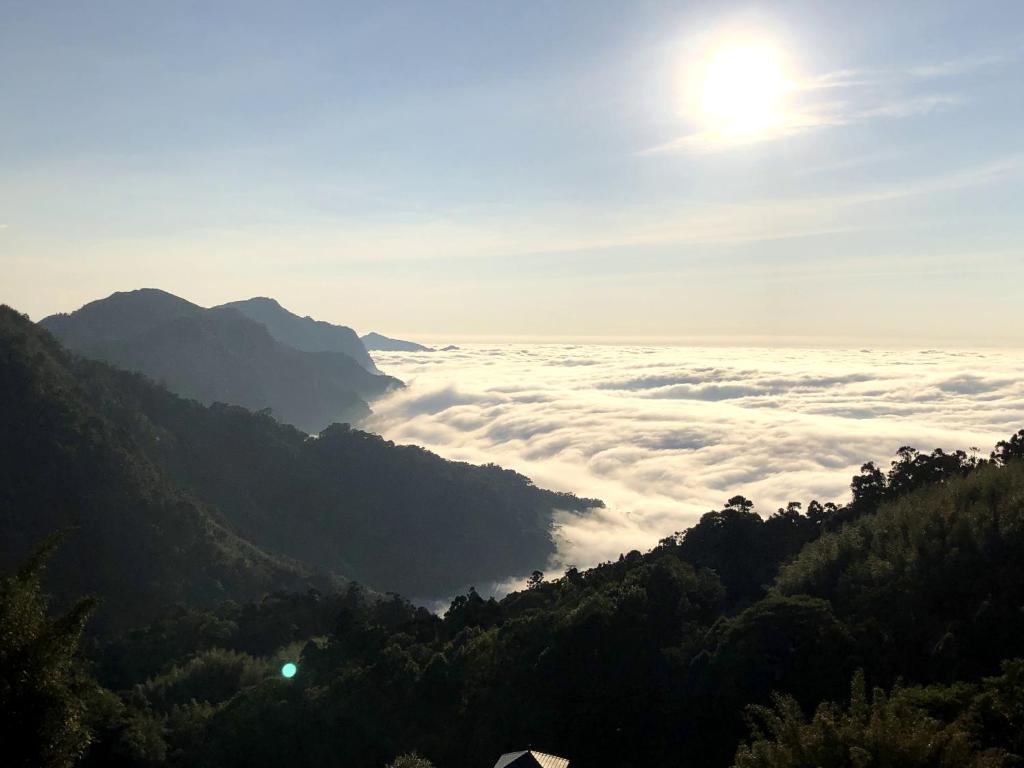 奋起湖天一休闲民宿的山脉云谷的景色