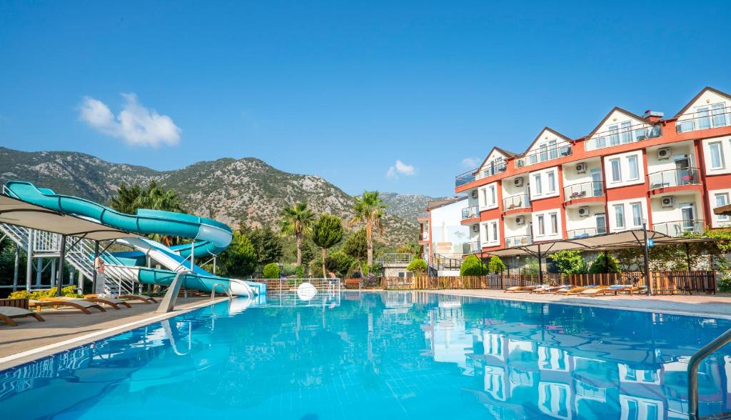 阿德拉桑阿德拉桑卡拉朵斯酒店的一座带水滑梯的酒店游泳池