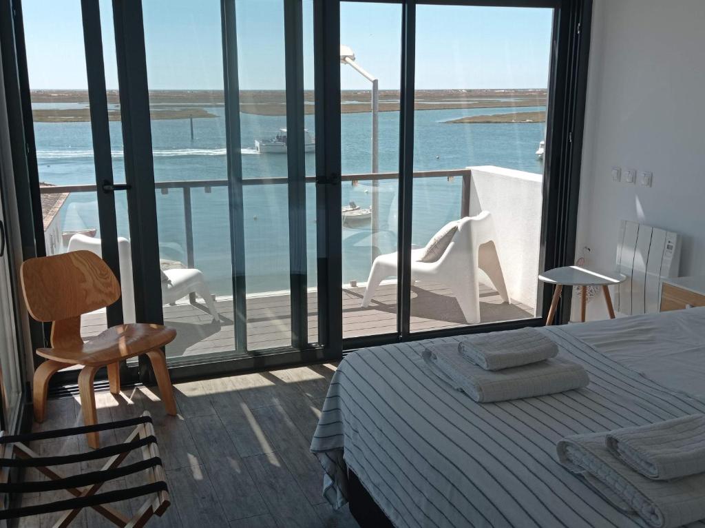 圣卢西亚岛Flamingo Beach House的一间卧室配有一张床,享有海景