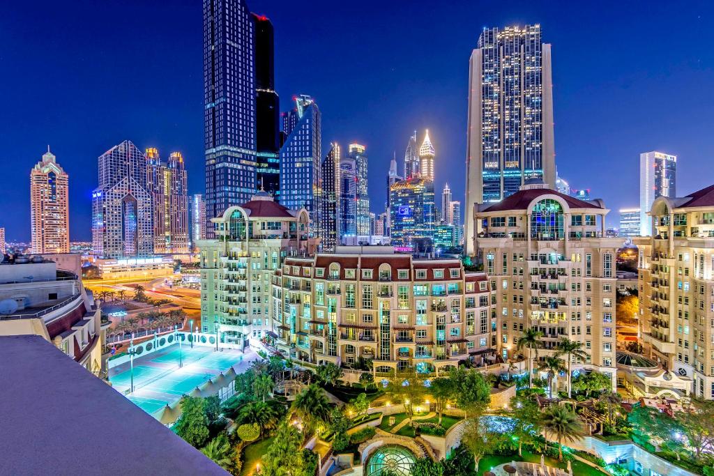 迪拜Roda Al Murooj Residences的城市天际线,夜晚有高楼