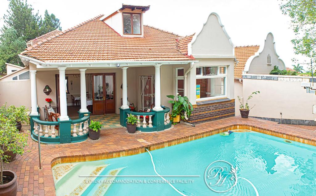 德班玫瑰园旅馆的房屋前有游泳池的房子