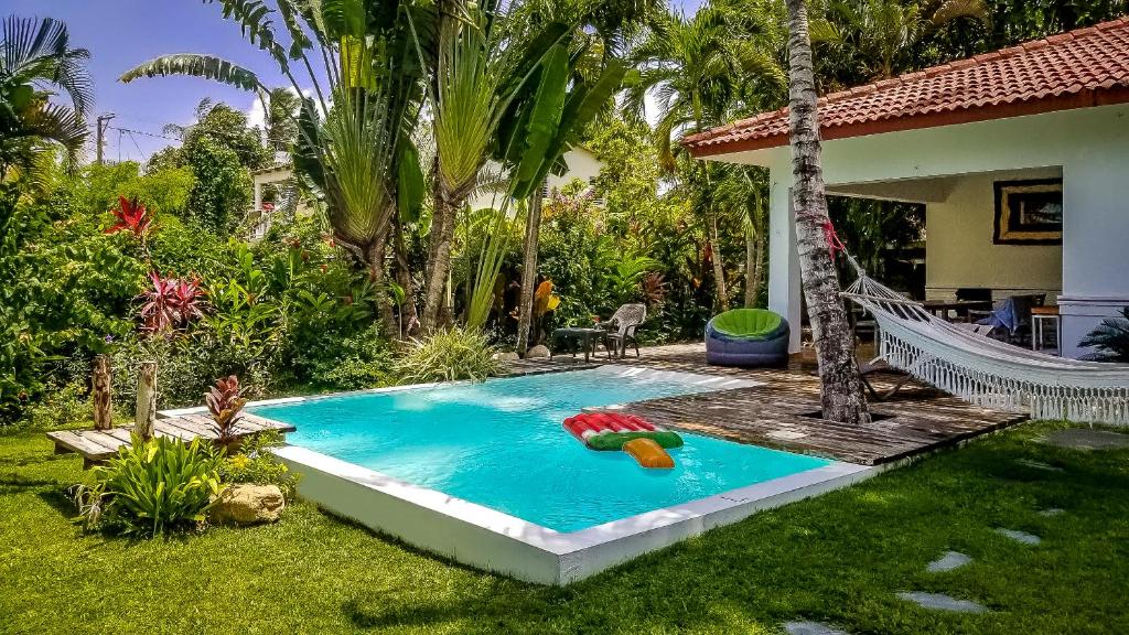 喀巴里特Villa Strelitzia Cabarete的后院带吊床的游泳池