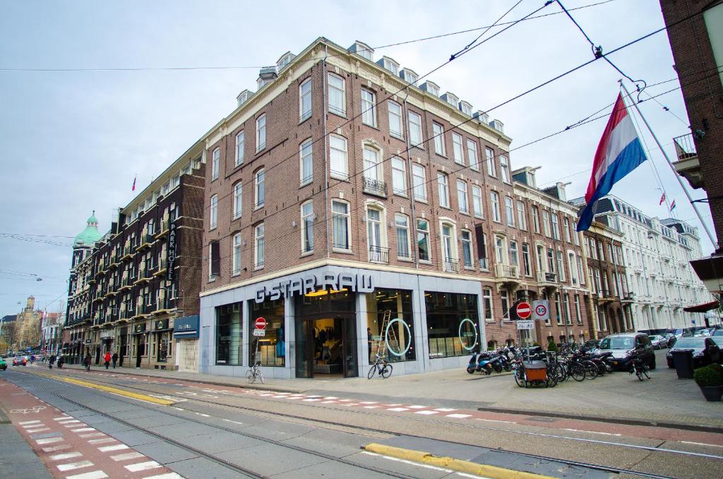 阿姆斯特丹科涅利茲酒店的城市街道上一座大型砖砌建筑