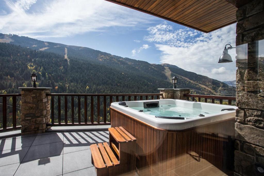 索尔德乌Luxury Alpine Residence with Hot Tub - By Ski Chalet Andorra的山景阳台上的热水浴池