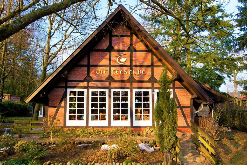 翁德洛FeWo Katharina (Teestube Undeloh) Lüneburger Heide的一间有标志的木屋