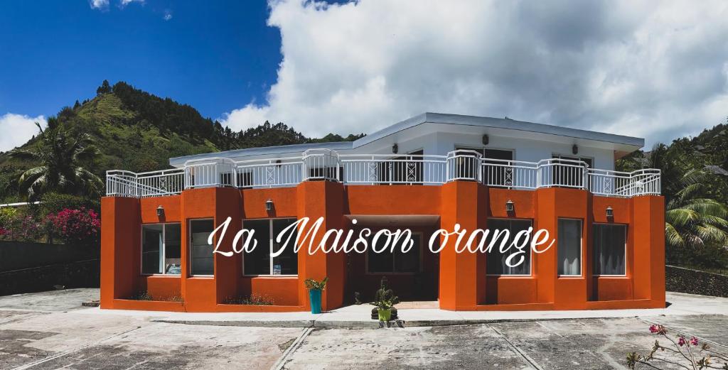 莫雷阿La Maison Orange的一座橙色的建筑,上面有标志