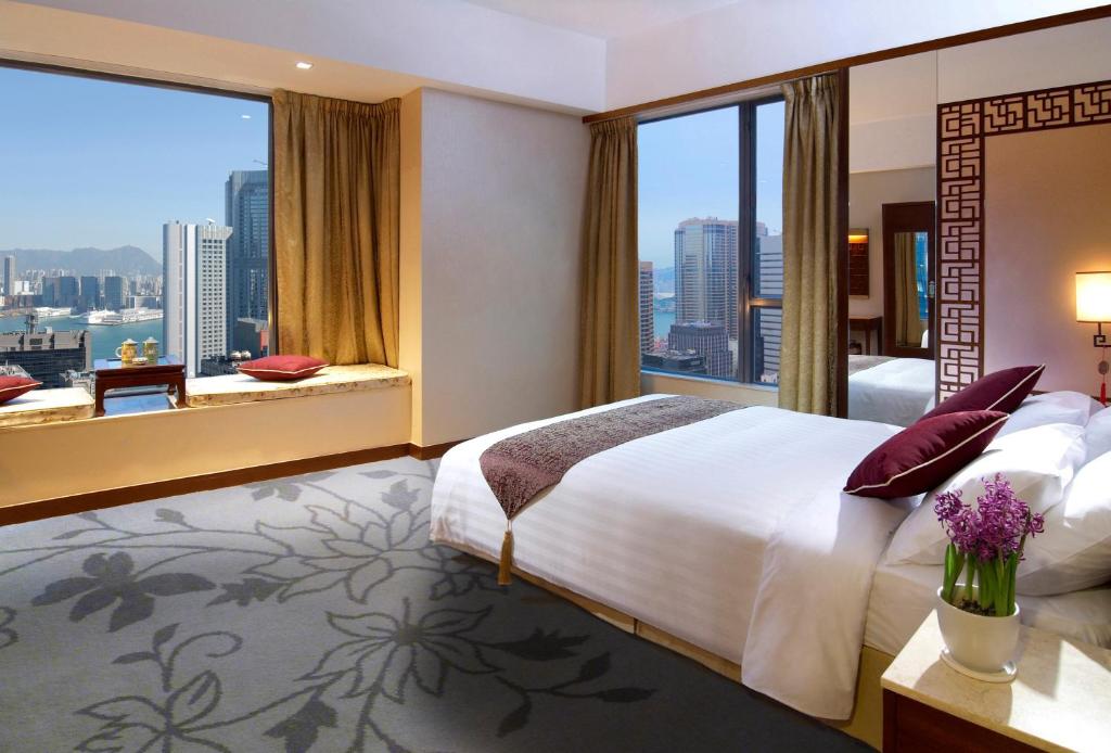 香港Lan Kwai Fong Hotel - Kau U Fong的一间卧室设有一张大床和一个大窗户