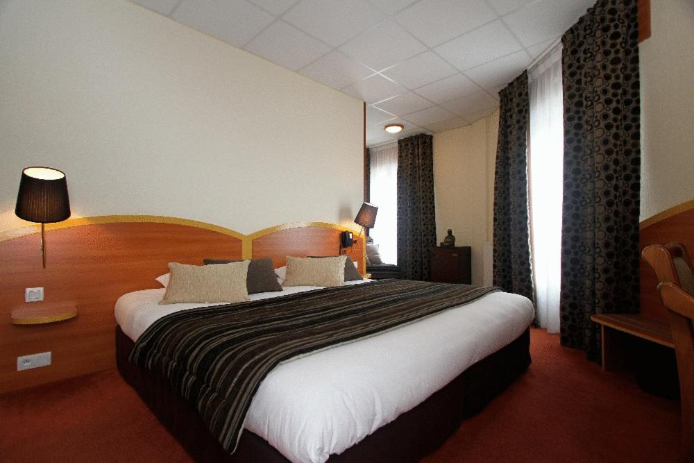 朗巴勒朗巴勒基里亚德酒店的一间位于酒店客房内的带大床的卧室