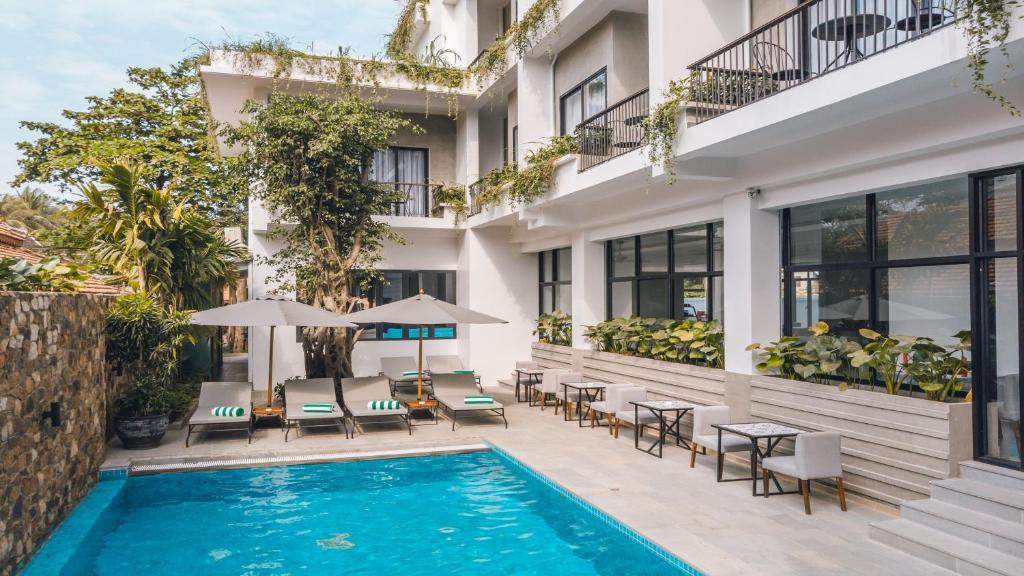 暹粒Angkor Aurora的酒店设有一个游泳池和庭院家具。