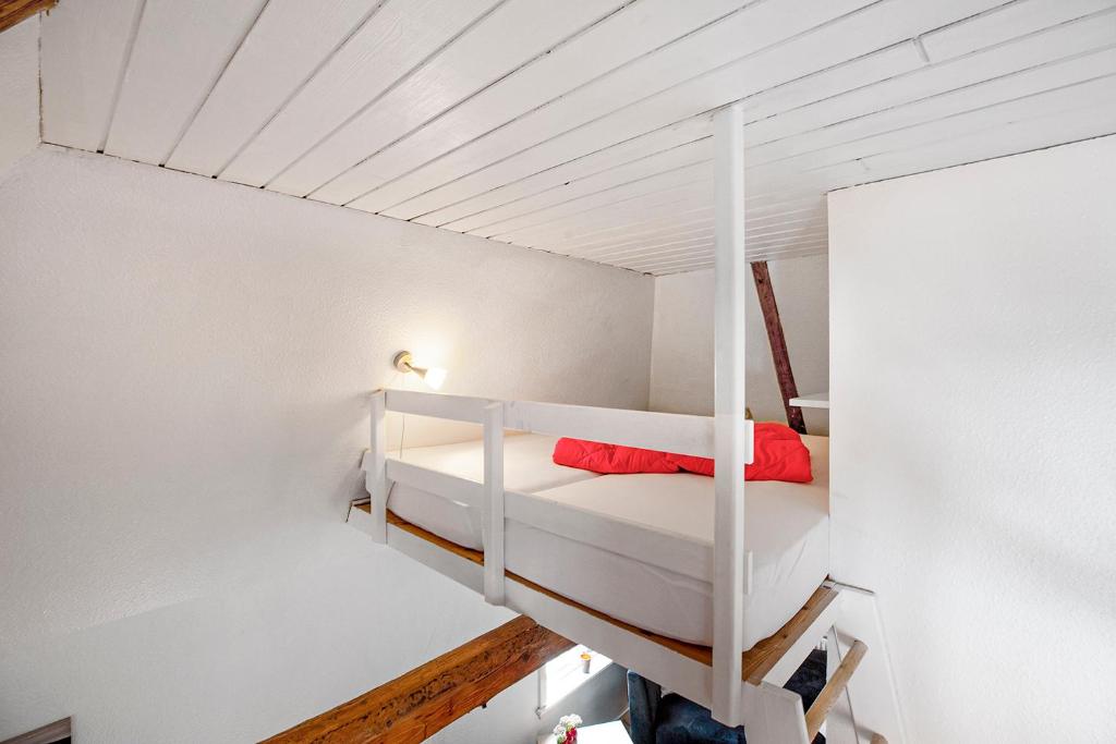 里伯HosHelle的一间卧室配有两张双层床。