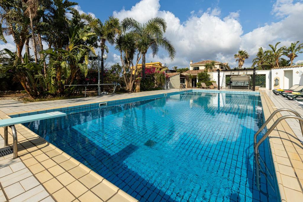 FicarazziSolemar Sicilia - Villa Anastasia的蓝色海水大型游泳池