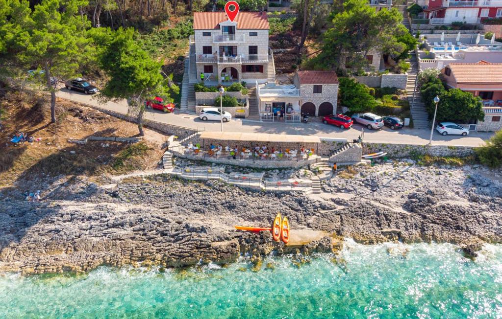 布拉托Beachfront Villa Tempera with Seaview的享有海滩的空中景色,设有一座建筑和水