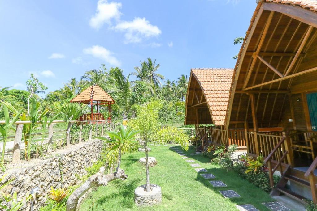 珀尼达岛Nyuh Gading Bungalow Nusa Penida的享有带花园的度假胜地的景致