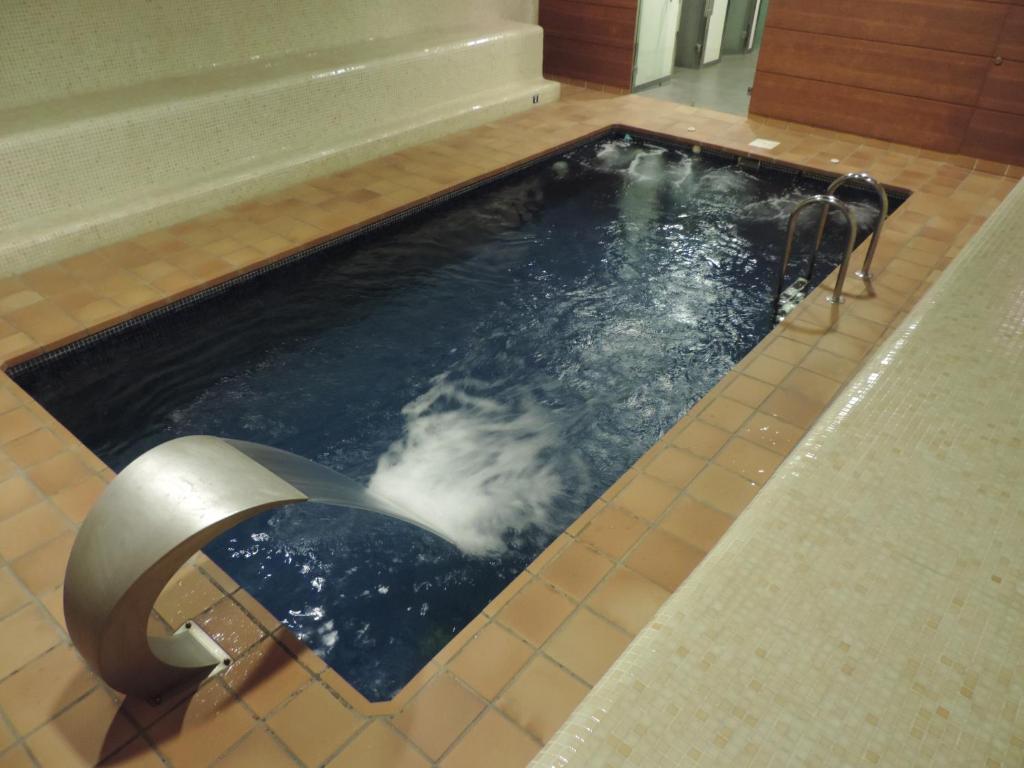 维戈洪克拉酒店的浴室地板上的水池