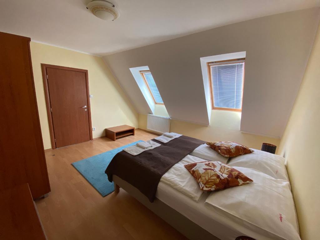 巴尔代约夫世界旅馆的一间卧室配有一张带两个枕头的床