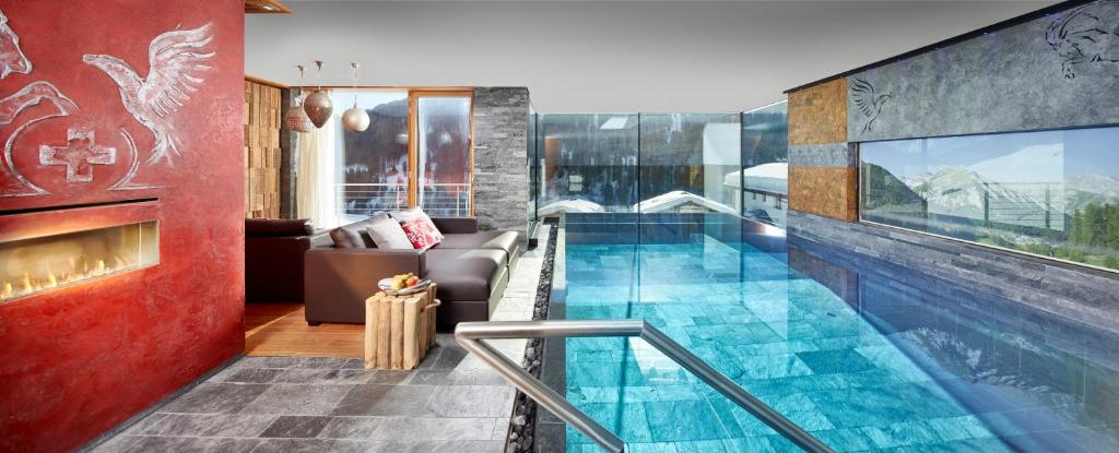 萨姆瑙恩Alpinlodge & Spa的一间房子,在房间内有游泳池