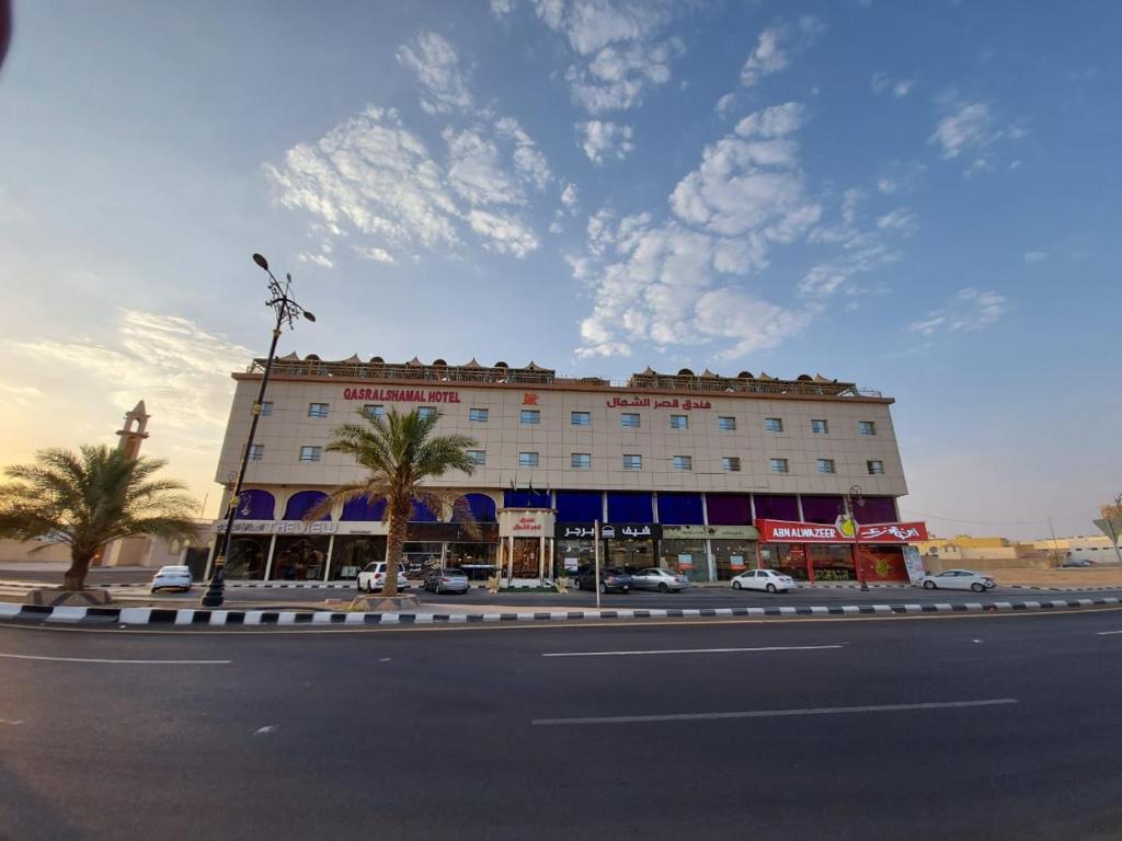 阿尔阿尔Qasr Alshamal Hotel的街道边的大建筑