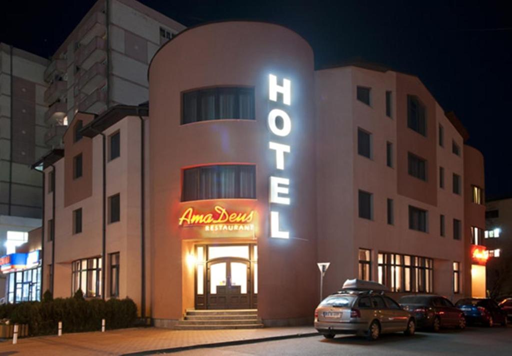 福克沙尼Hotel AmaDeus的标有酒店入口标志的建筑