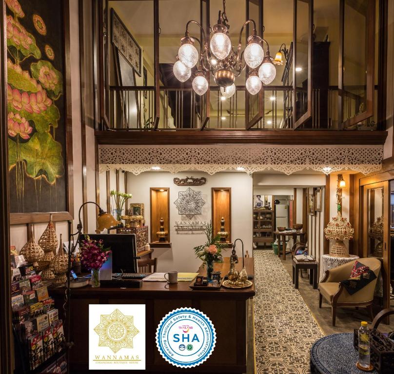 清迈瓦纳玛斯赤昂格麦精品屋酒店-SHA Extra Plus的一个带前台和吊灯的美发沙龙