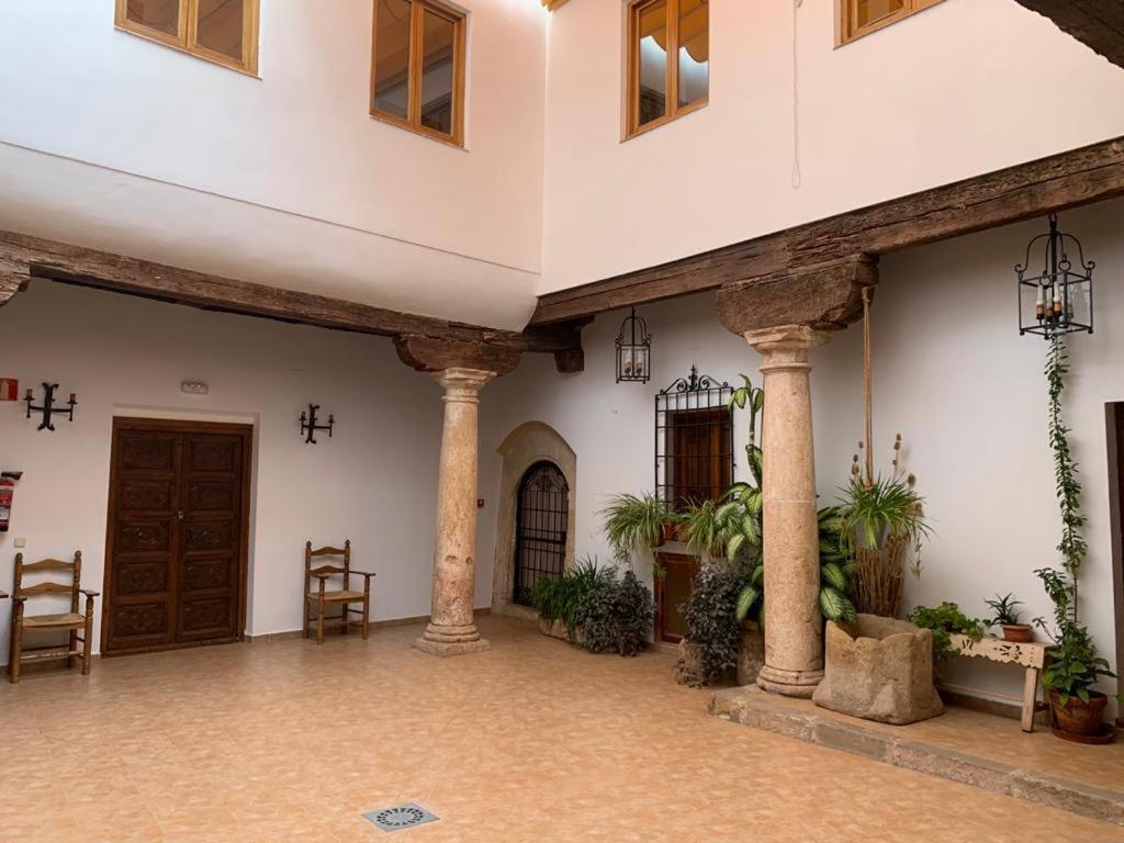 阿尔卡拉斯Mirador Sierra De Alcaraz的大房间设有圆柱和天花板