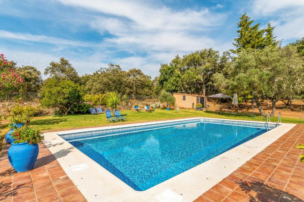 科迪加纳4 bedrooms villa with private pool and enclosed garden at Cortegana的院子里游泳池的形象