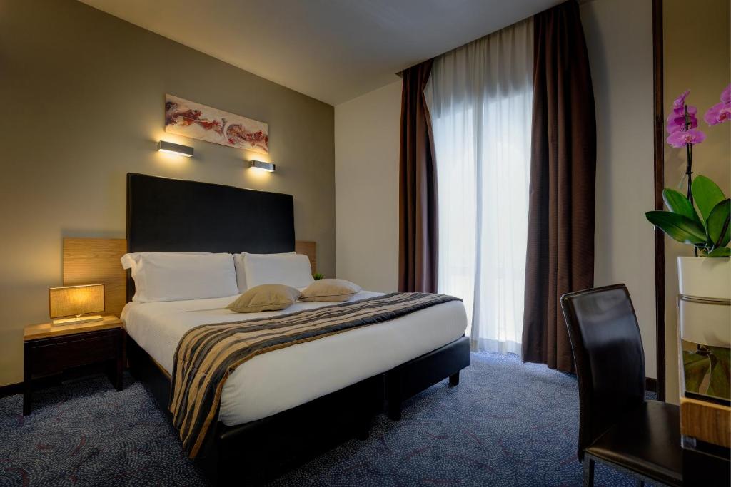 罗马Hotel Rinascimento - Gruppo Trevi Hotels的酒店客房设有床和窗户。