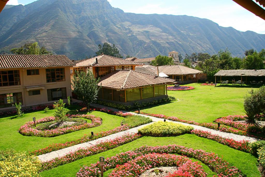 乌鲁班巴卡索纳萨格拉多酒店的山地草上种着鲜花的花园