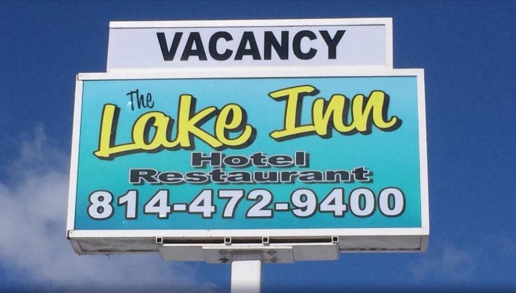EbensburgLake Inn的湖滨酒店餐厅的标志