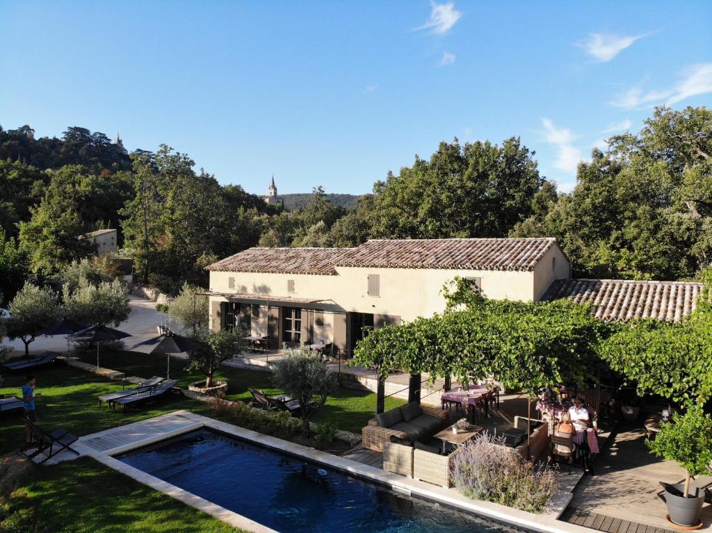 博尼约吕贝宏休憩地酒店的享有带游泳池的别墅的空中景致