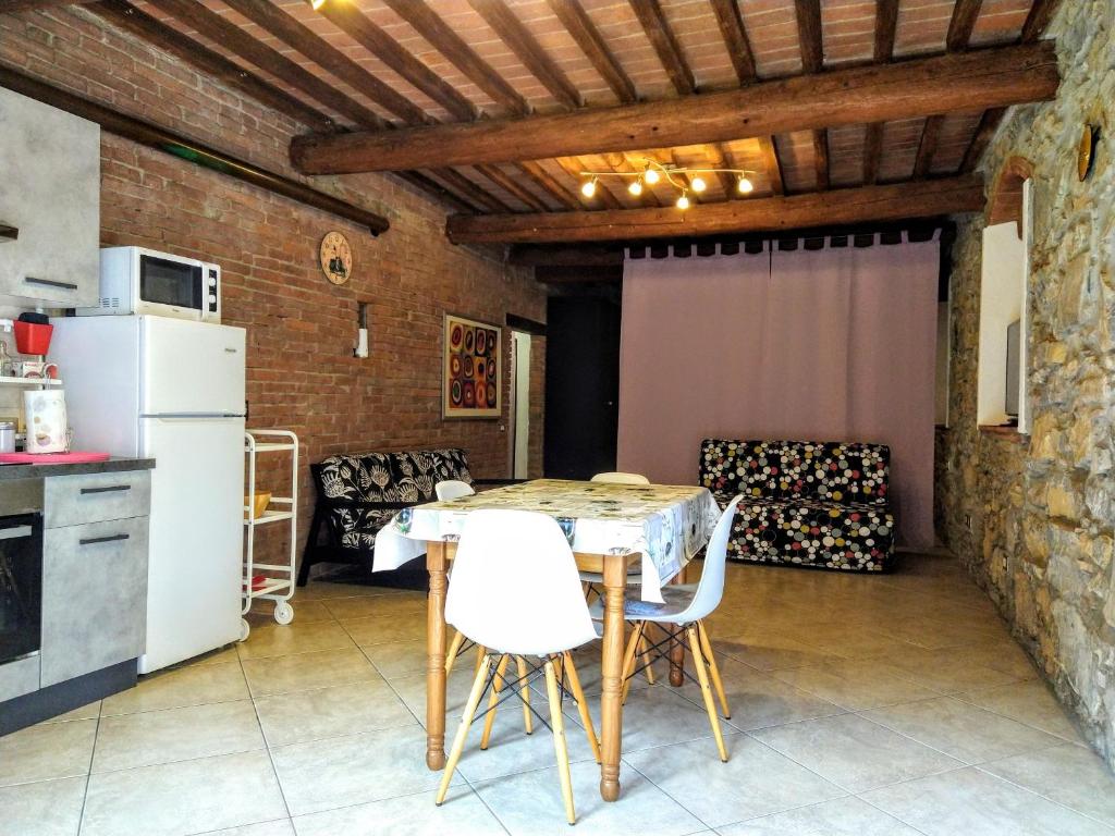苏韦雷托Casa Vanessa的厨房以及带桌椅的用餐室。