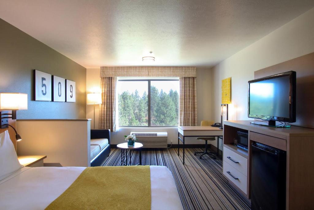 斯波坎谷斯波坎谷牛津套房酒店的配有一张床和一台平面电视的酒店客房