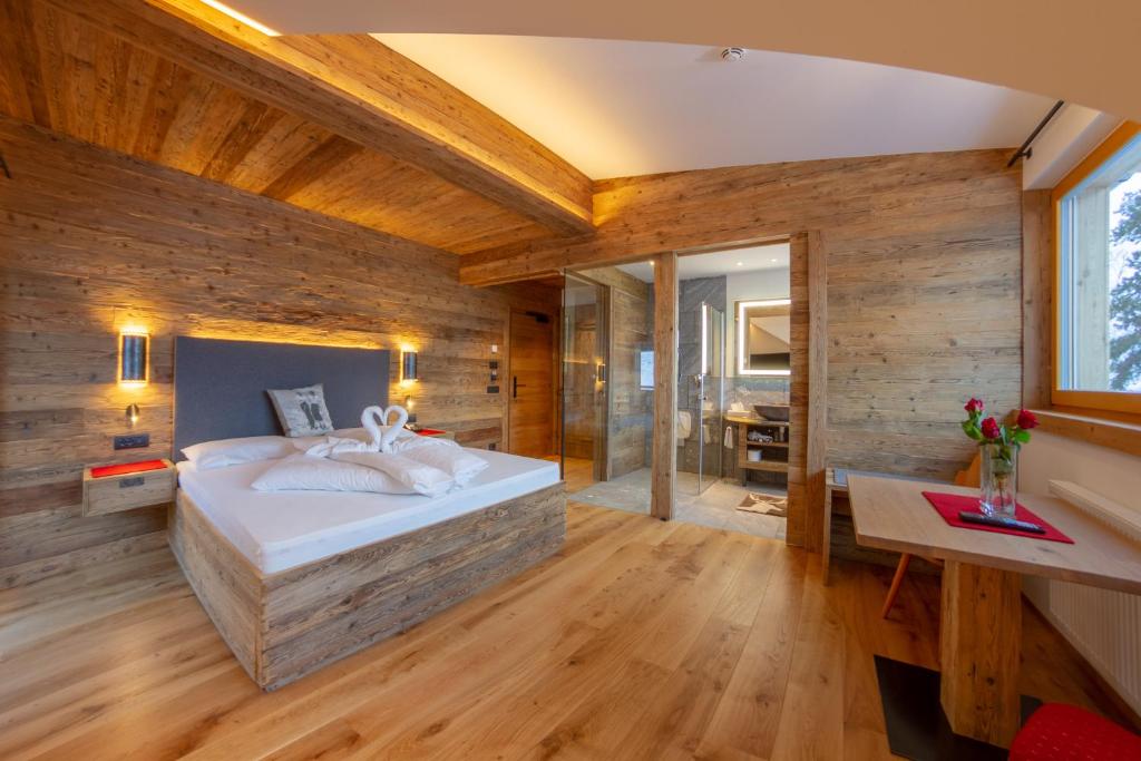 多比亚科玫瑰园酒店的卧室配有一张白色大床和浴缸