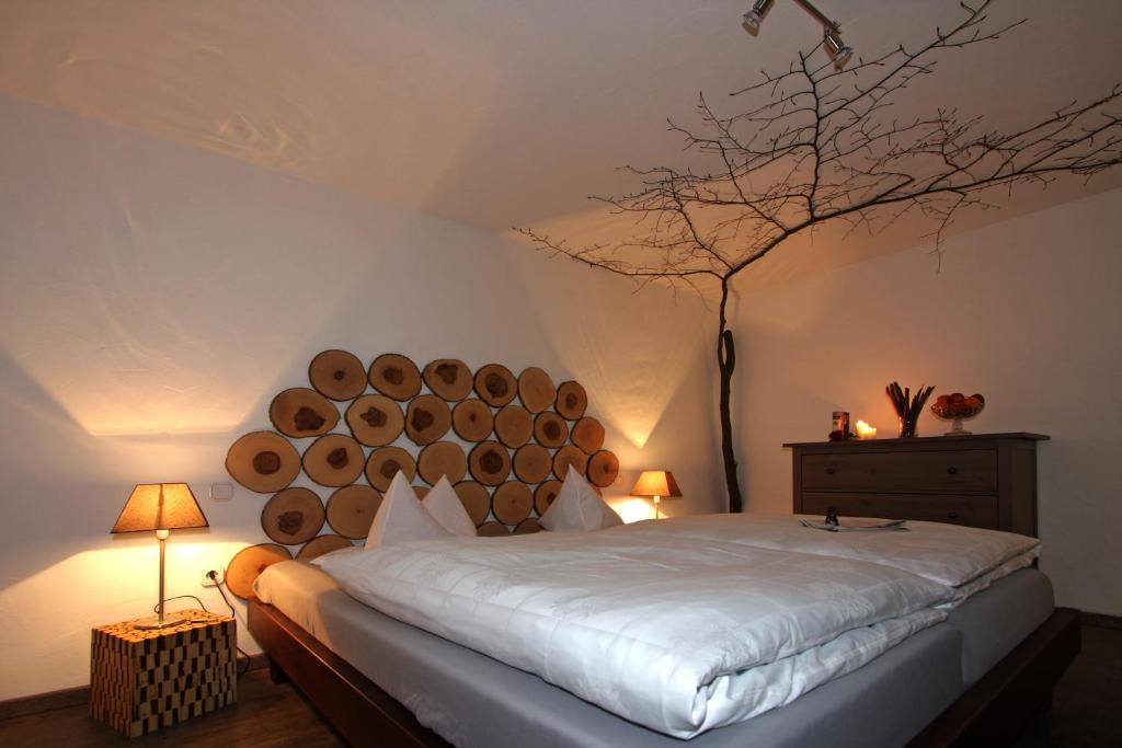 巴特拉斯费林登霍夫餐厅酒店的一间卧室,配有一张带一堆木柴的床