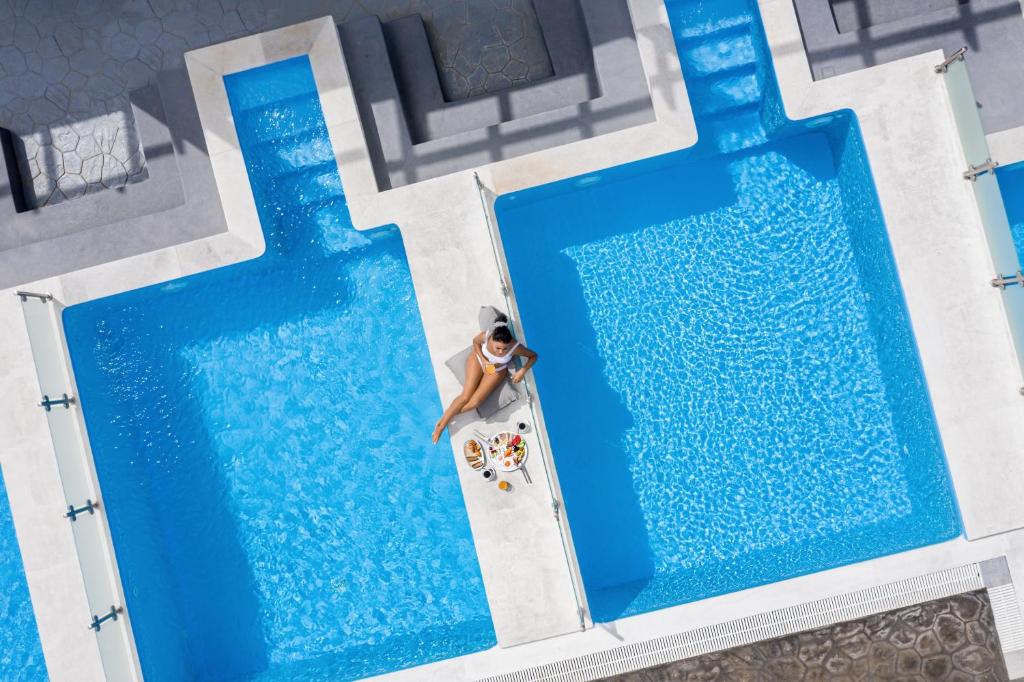 菲罗斯特法尼斯派拉德度假酒店的游泳池里的女人