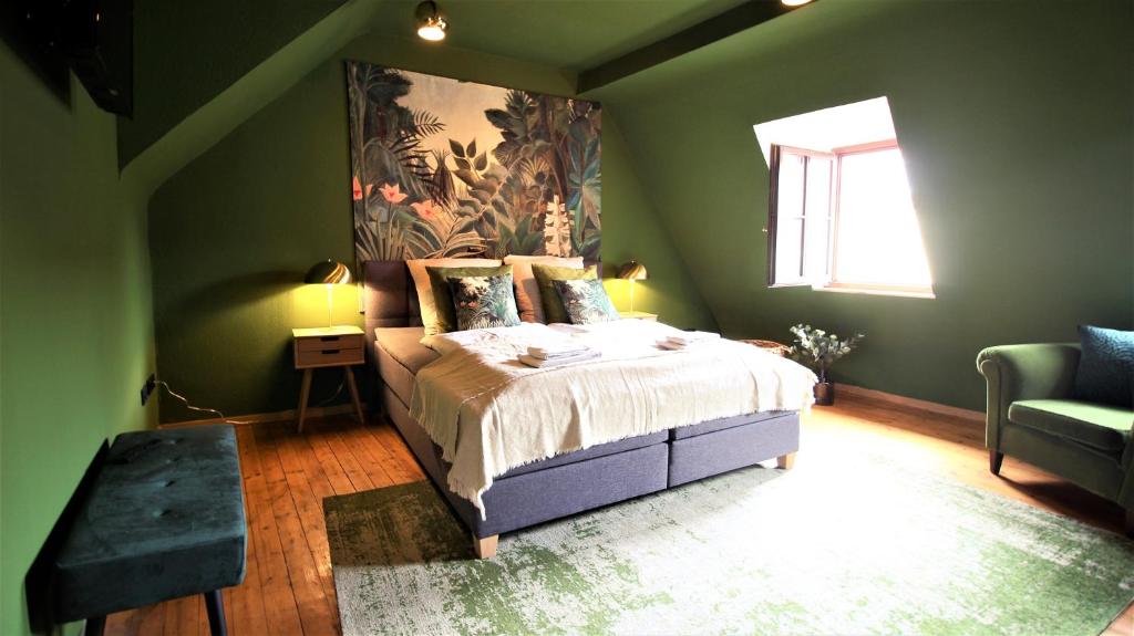 维尔茨堡The George Rooms - Boutique Style的绿色卧室设有床和窗户