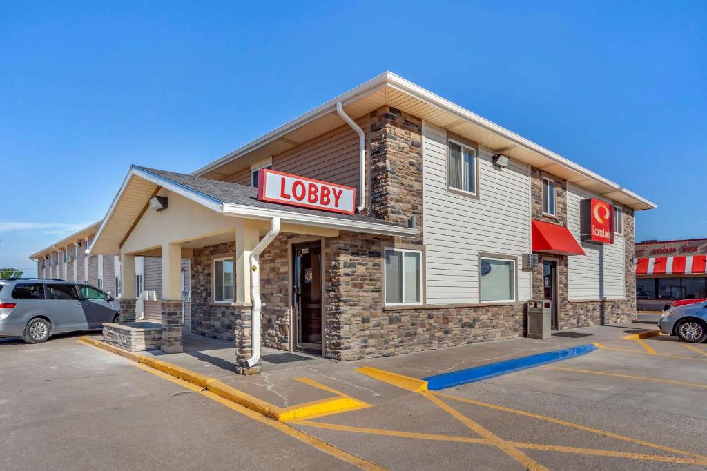 海斯Econo Lodge Hays I-70的停车场内带有标志的便利店