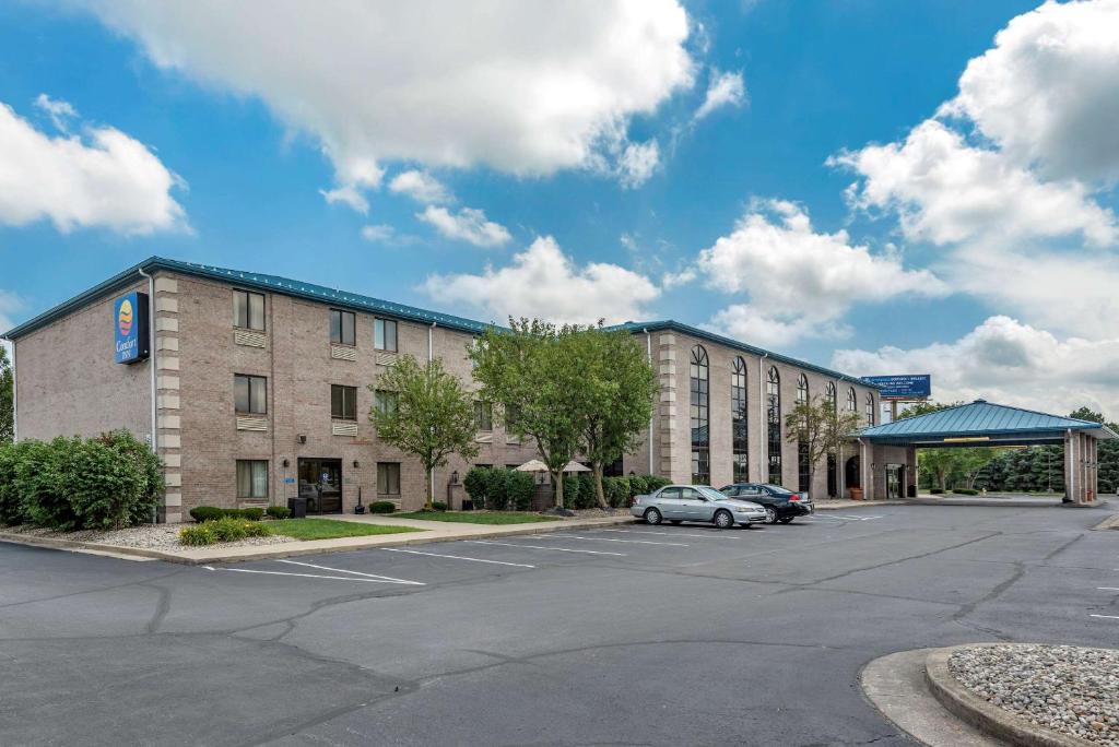 拉法叶Comfort Inn Lafayette I-65的停车场内有停车位的建筑物