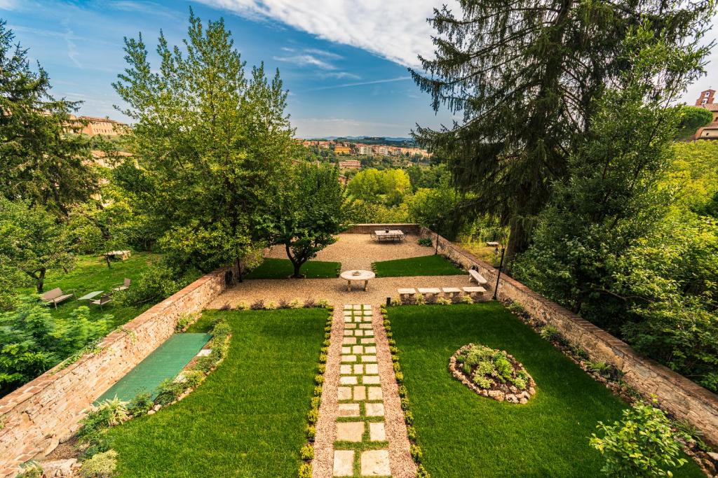 锡耶纳Il giardino di Pantaneto Residenza D'Epoca的享有花园的空中景致,设有喷泉