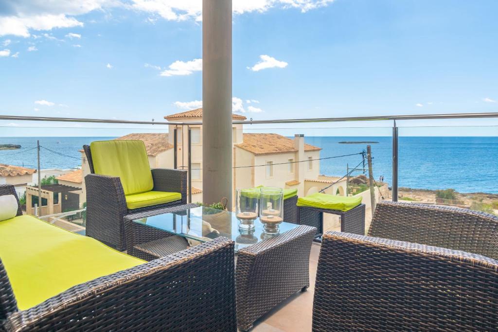 科洛尼亚圣霍尔迪Mar Colonia的一个带桌椅的海景阳台